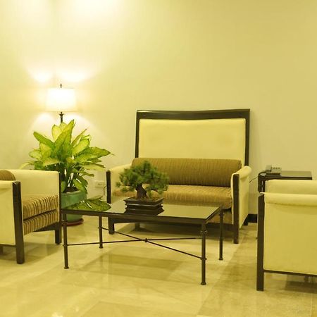Richville Hotel Mandaluyong Esterno foto