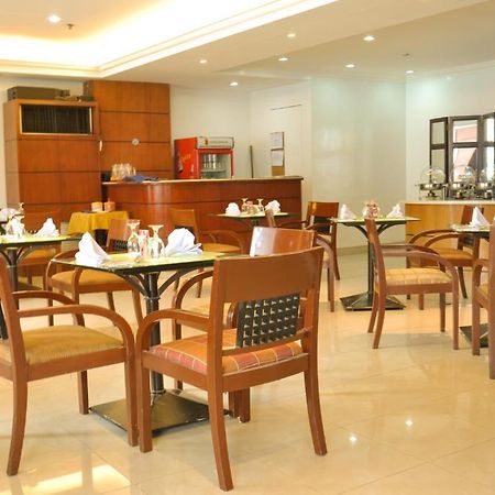 Richville Hotel Mandaluyong Esterno foto