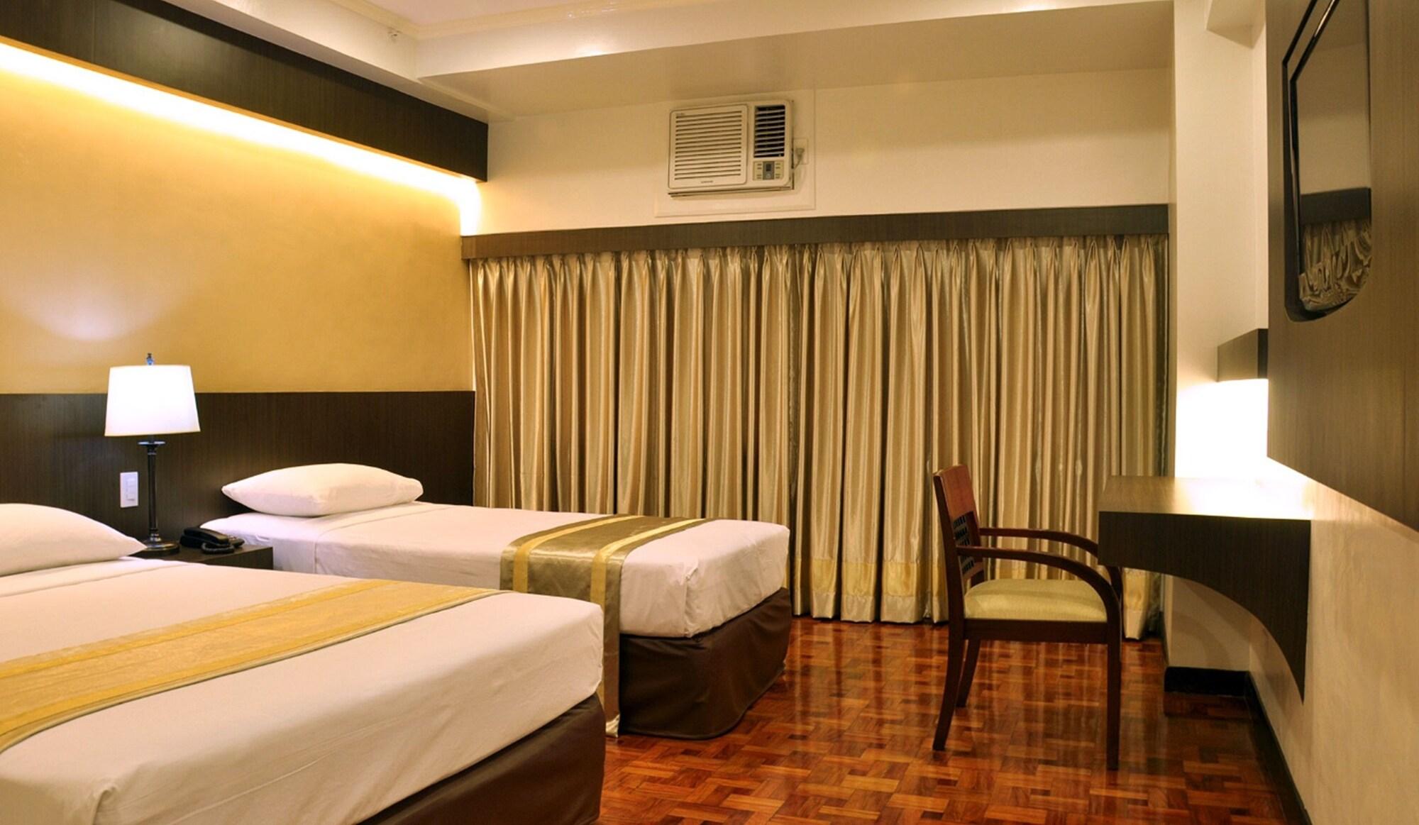 Richville Hotel Mandaluyong Esterno foto