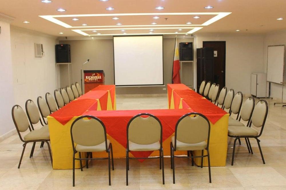 Richville Hotel Mandaluyong Esterno foto