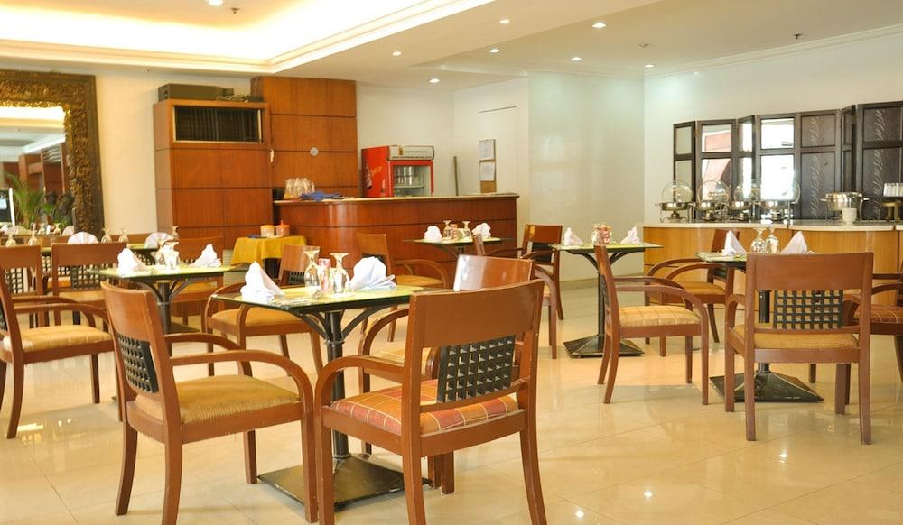 Richville Hotel Mandaluyong Esterno foto