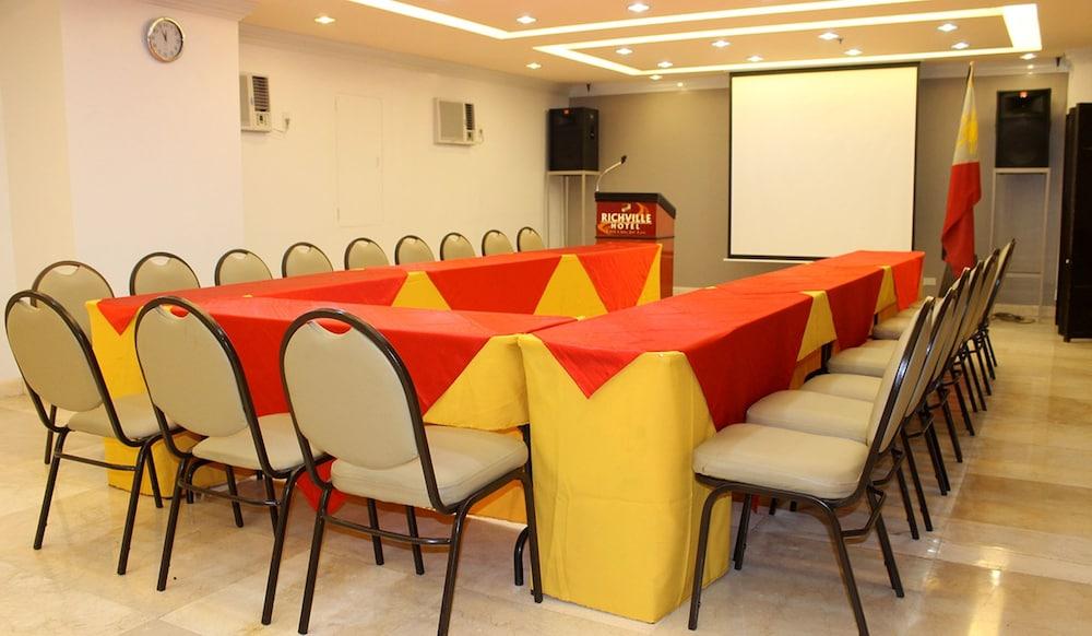 Richville Hotel Mandaluyong Esterno foto