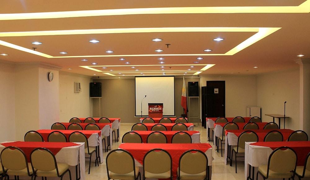 Richville Hotel Mandaluyong Esterno foto