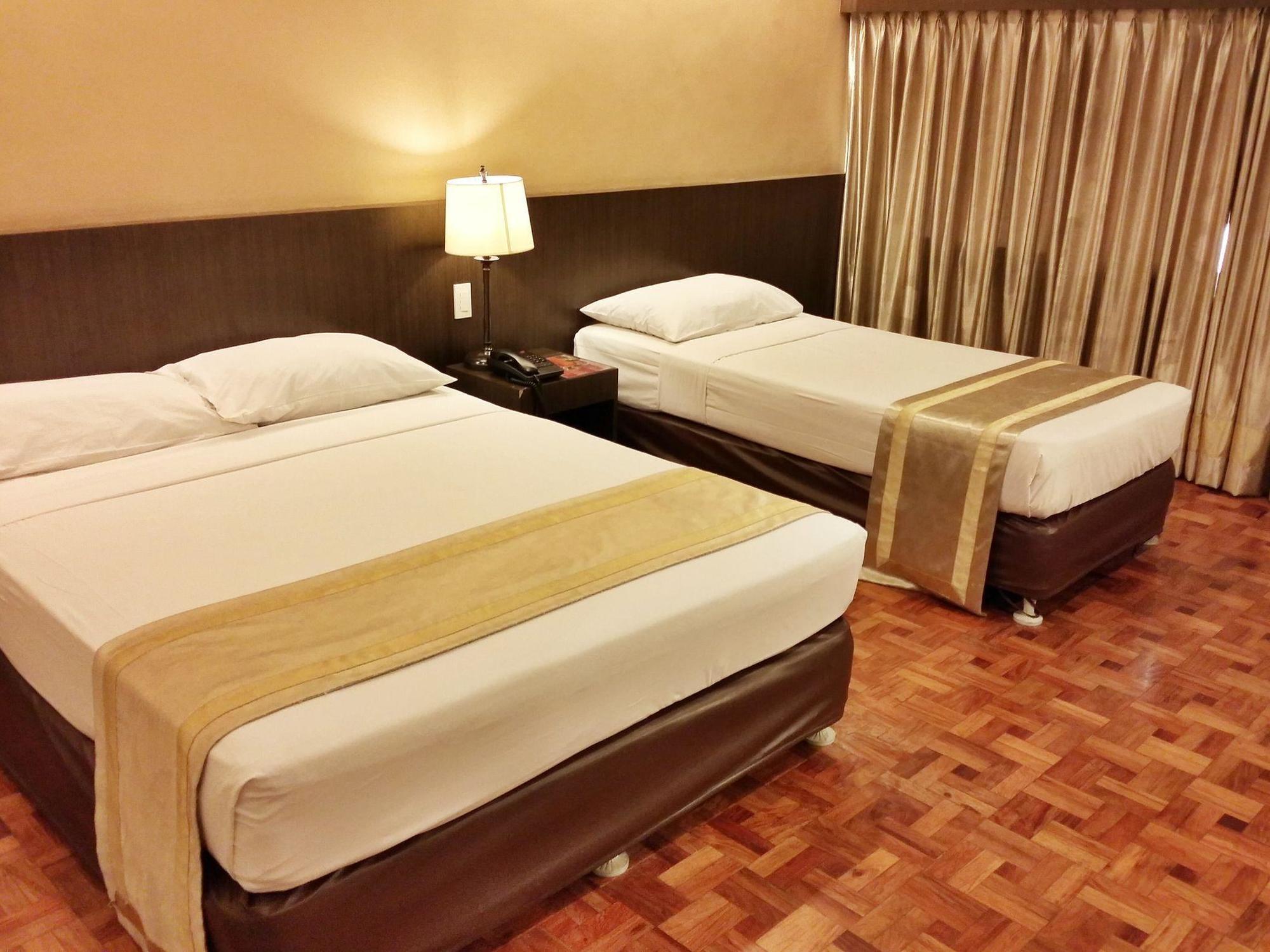 Richville Hotel Mandaluyong Esterno foto