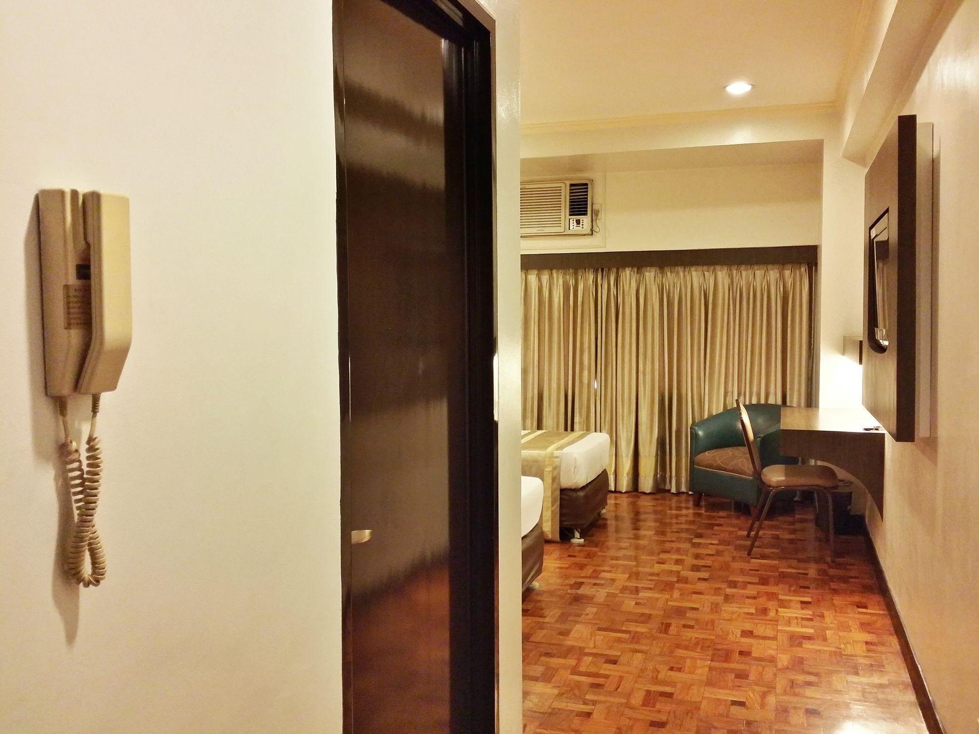Richville Hotel Mandaluyong Esterno foto