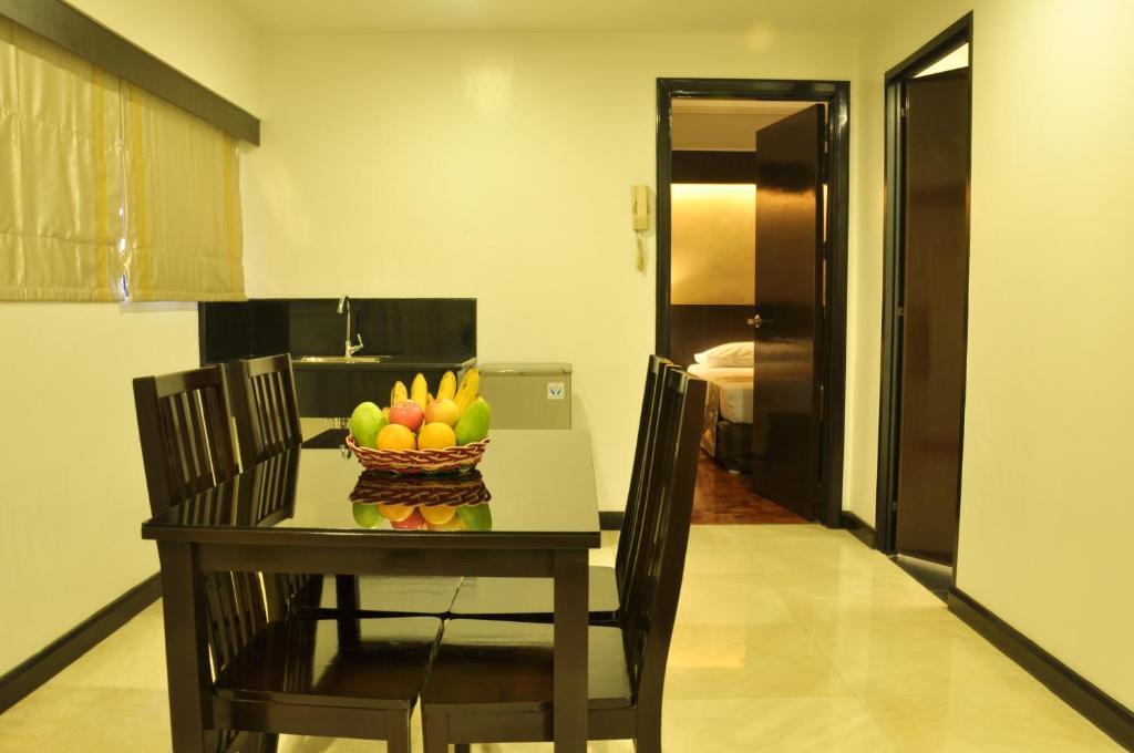 Richville Hotel Mandaluyong Esterno foto
