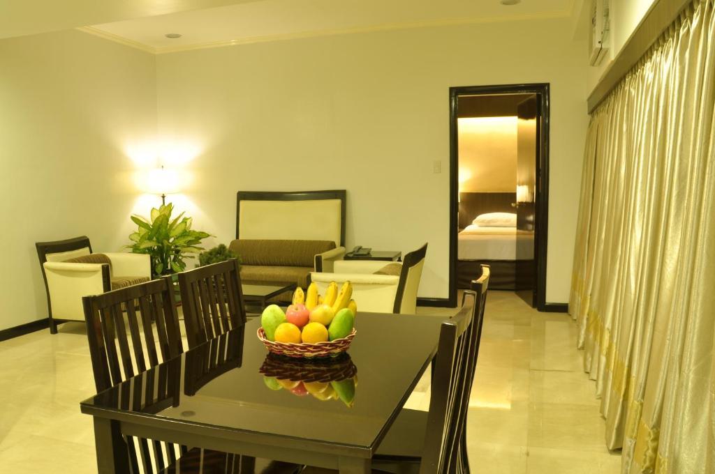 Richville Hotel Mandaluyong Esterno foto