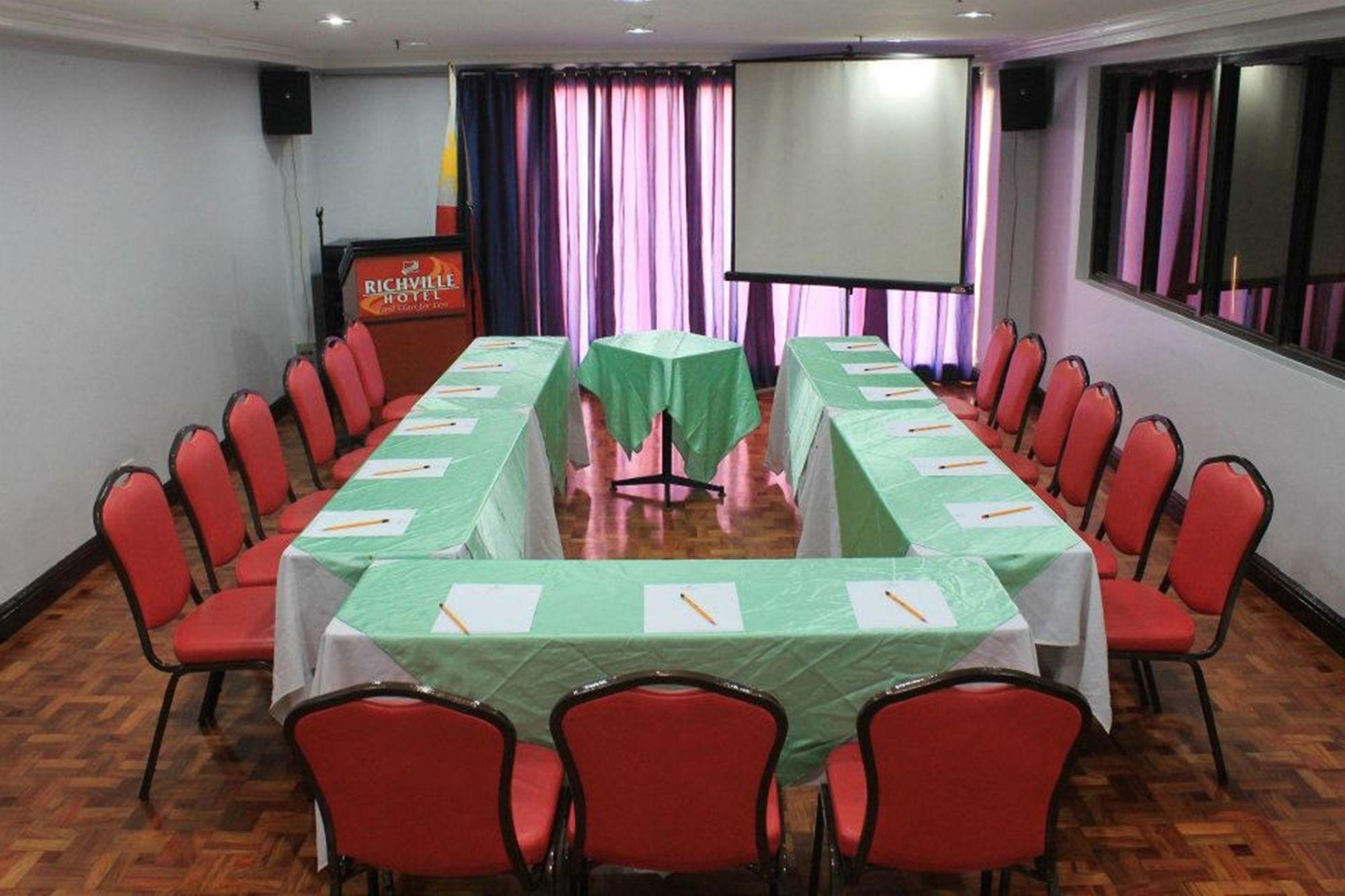 Richville Hotel Mandaluyong Esterno foto